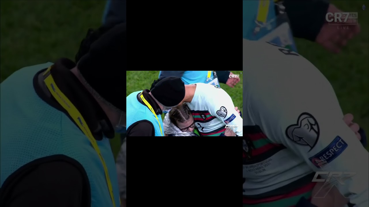 ⁣Ronadol tặng áo cho fan nhí #shorts #ronaldo