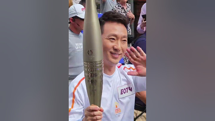 #ParisOlympics🤗康辉传递巴黎奥运火炬🔥🇫🇷巴黎奥运开幕在即，一起为中国队加油！🇨🇳💪