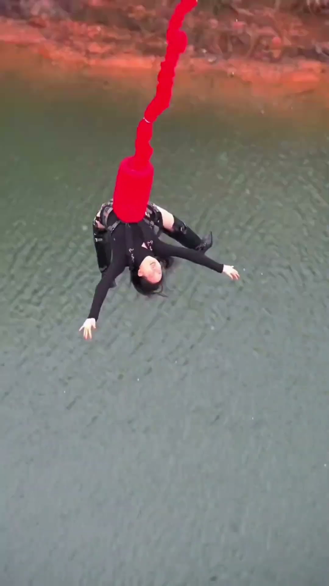 Incredible footage???of a daredevil bungee jumper jumping from a bridge