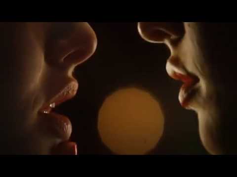 Megan Fox  -Amanda Seyfried lesbian kiss*DELETED SCENE* 1