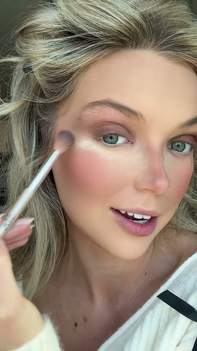 Enhance Your Eyes: VS angel Alison Bowles' Makeup Routine with Nude Envie's Eyeshadow Daring
