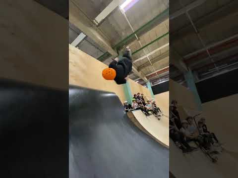 Видео: Кто делал трюки на скейтборде, сверкая кубом?