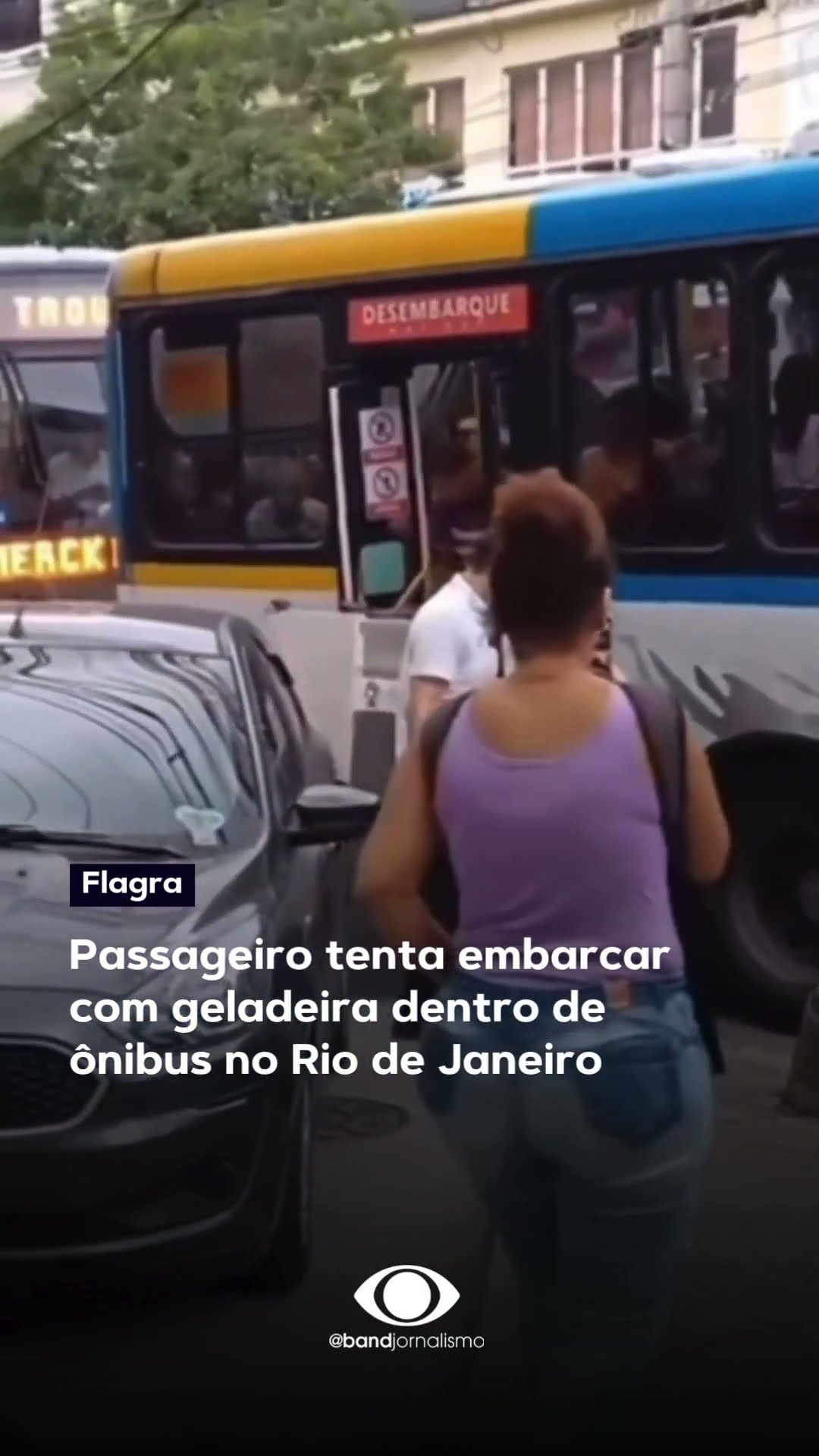 Passageiro tenta embarcar com geladeira dentro de ônibus no Rio de Janeiro #shorts
