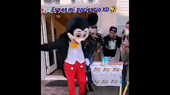 Señor disfrazado de mickey mouse pierde la paciencia y arruina cumpleaños de niño😨 Señor disfrazado de mickey mouse pierde la paciencia y arruina cumpleaños de niño😨