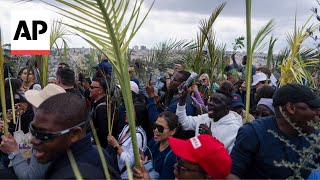 Thousands attend Palm Sunday celebrations in Jerusalem against backdrop of war