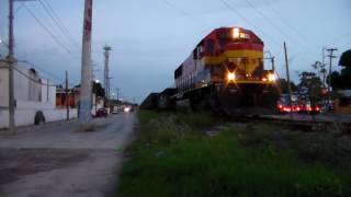 KCSDeM Tren IDCALT-21 SD60-3830 DPU-3833 Pasando El Polvorin.