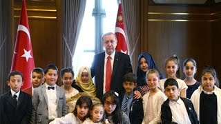 Hurbaşkanı Erdoğan, 23 Nisan Çocuklarını Hurbaşkanlığı Külliyesinde Kabul Etti