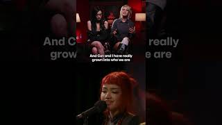 Derrière Le Chat Et Calmell Comme Une Version