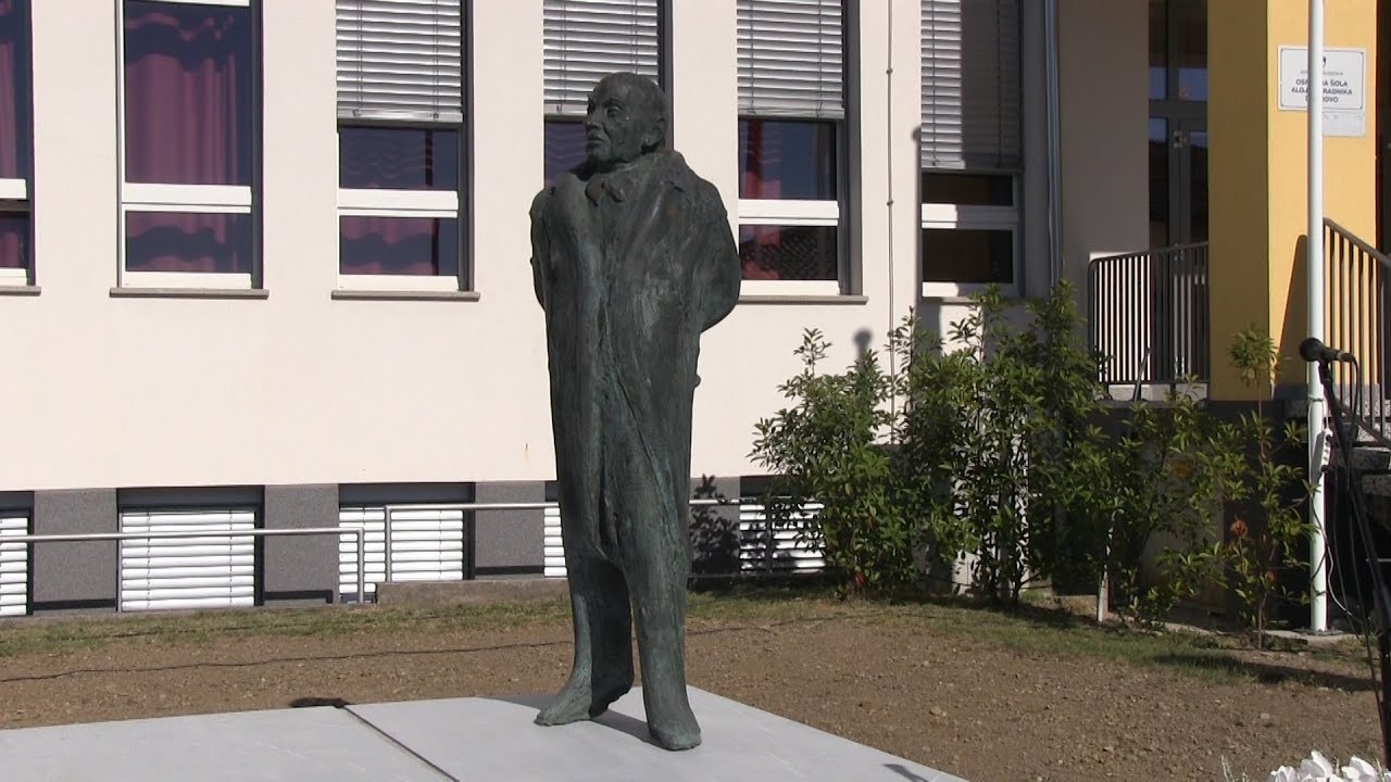 POČASTITEV PRESTAVITVE KIPA ALOJZA GRADNIKA pred OŠ Alojza Gradnika Dobrovo