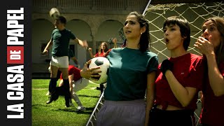 La Casa de Papel Parte 4 | La banda juega al fútbol | Netflix Resimi