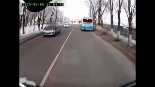 Алматы. Автобус стоит в запрещенном месте 20150120 1107