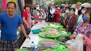 阿源切完鮭魚  馬上接著切鯊魚 台中市豐原中正公園  海鮮叫賣哥阿源  Taiwan seafood auction