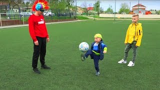 Сколько МЕЛКИЙ набивает на ноге???How many times does the child stuff a ball on his leg ??? Сколько МЕЛКИЙ набивает на ноге???How many times does the child stuff a ball on his leg ???