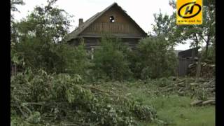 Сильнейший ураган в Беларуси, видео, 31.07.2012(Жители нескольких районов Брестской и Гродненской областей до сих пор остаются без света. На эти районы..., 2012-07-31T08:39:53.000Z)