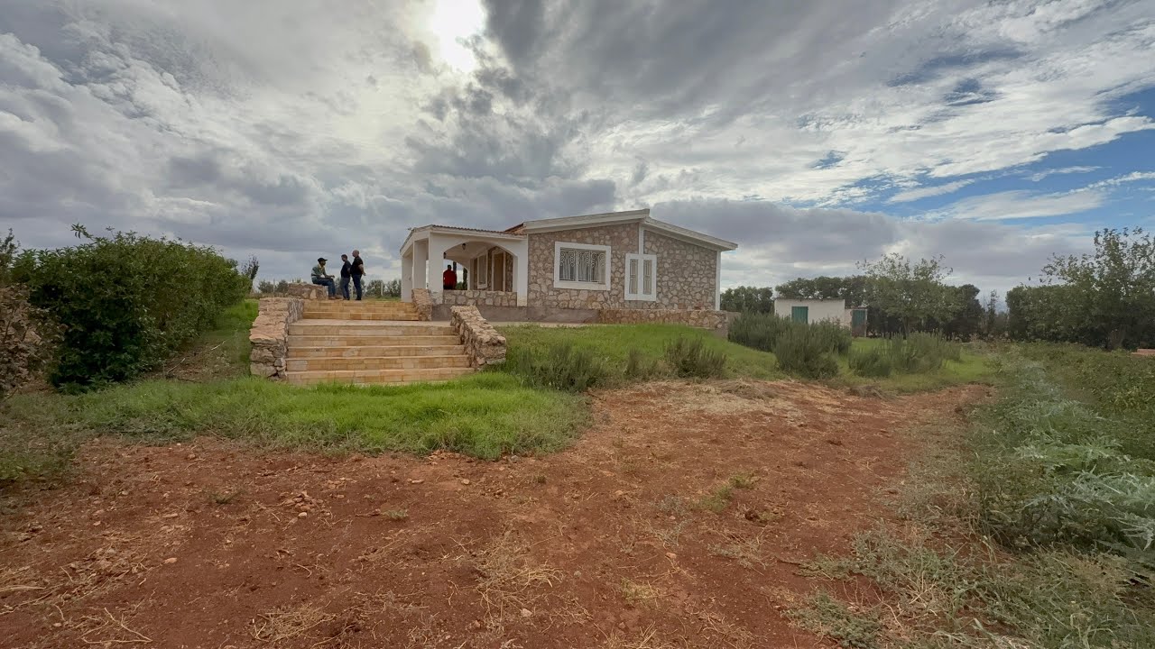 فيرمة متنوعة الفواكه فيها جميع أنواع الفاكهة محفظة الماء مجود فيها قصر حجري تمن 145 مليون 