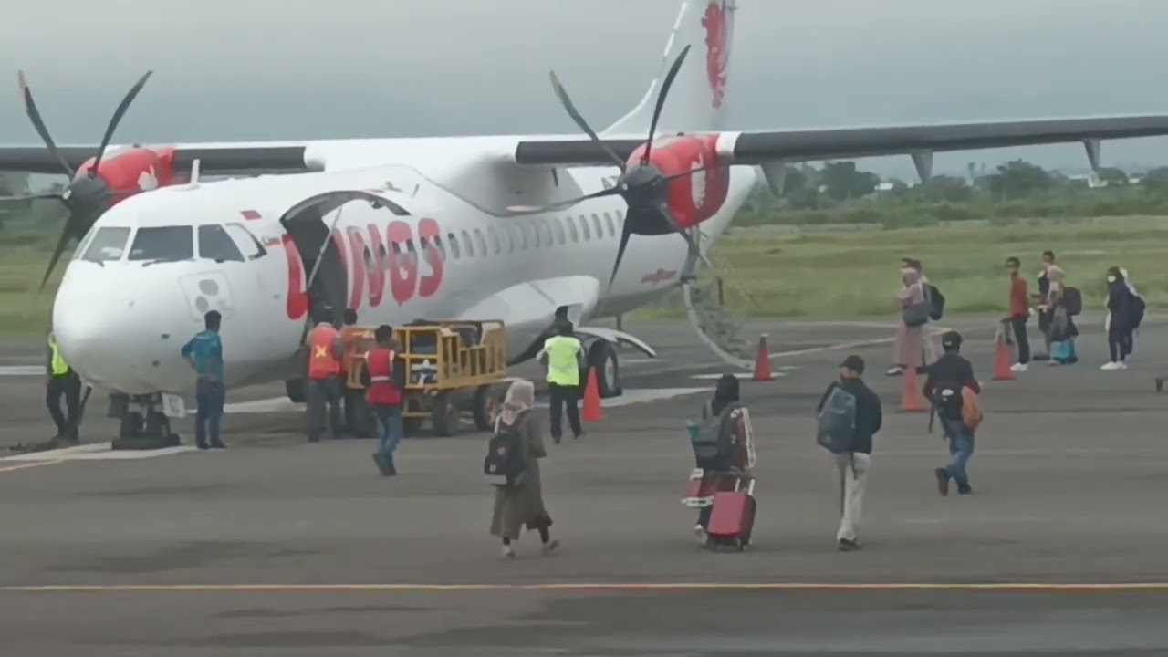 Morning flight. Penerbangan pagi bandara Bima. Bali dan Lombok