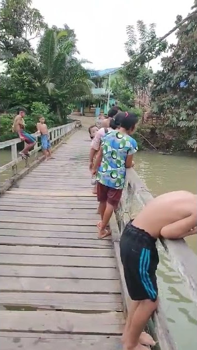 Cewek Cewek Desa Suku Dayak Mandi Di Sungai Bawah Jembatan