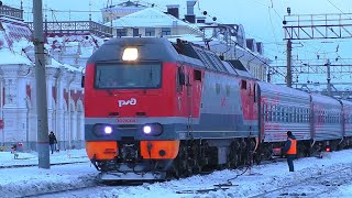 ЭП2К-043 со скорым поездом Волгоград - Нижневартовск прибывает на станцию Екатеринбург-Пасс.