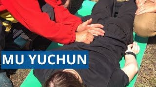 Массаж спины и диагностика Му Юйчунь - Здоровье с Му Юйчунем