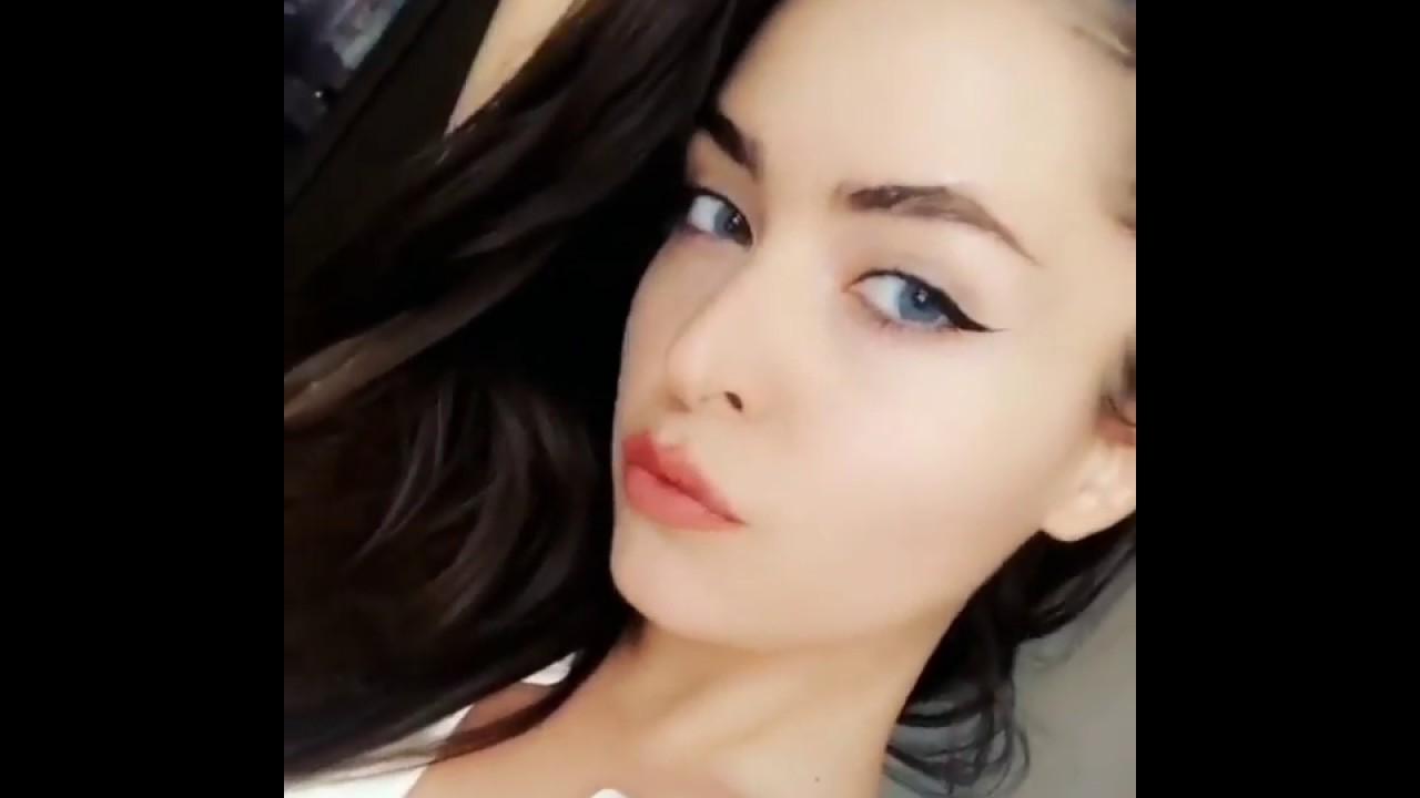 Немецкие цветные линзы Alba Colors Blue на карих глазах.