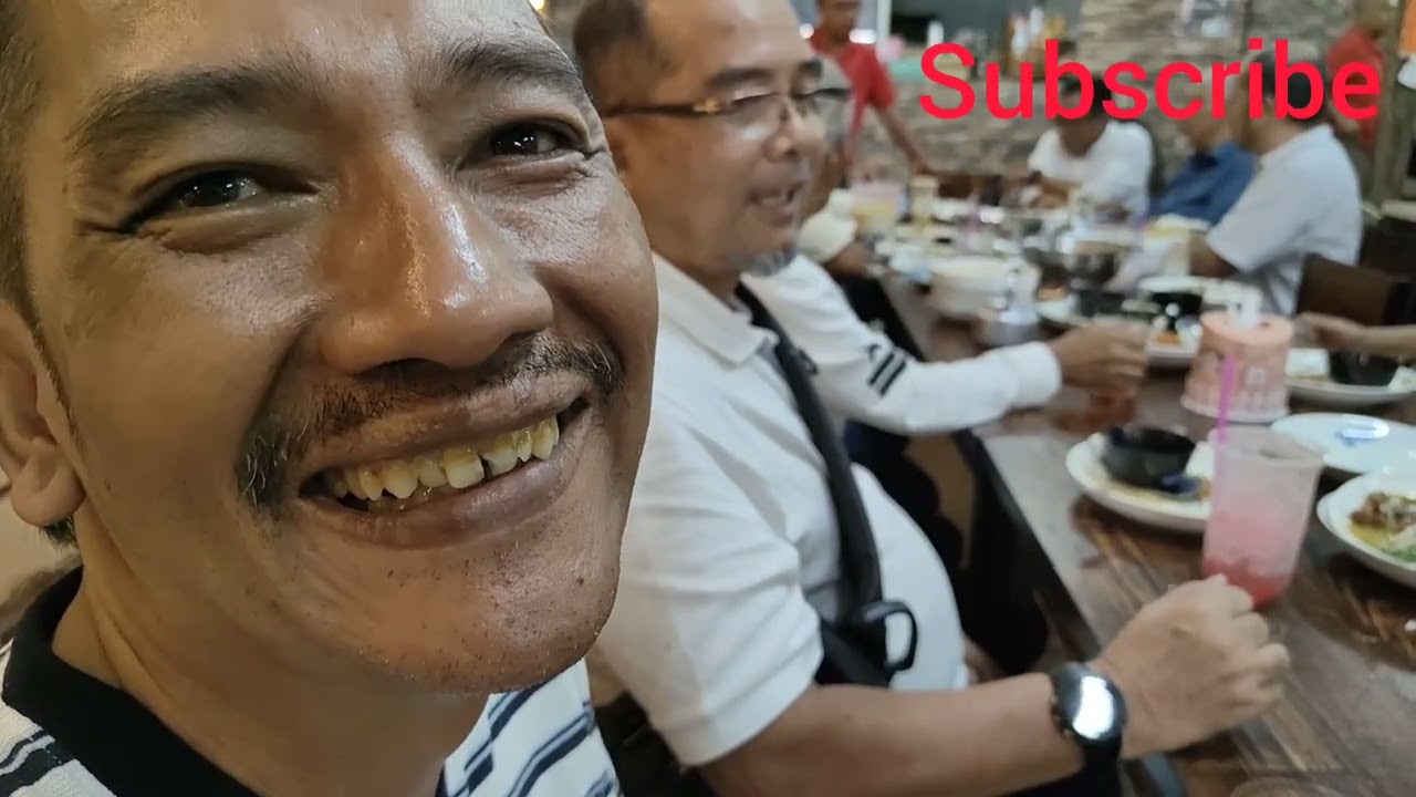 Makan tom yam depan Butterfly Hotel Betong