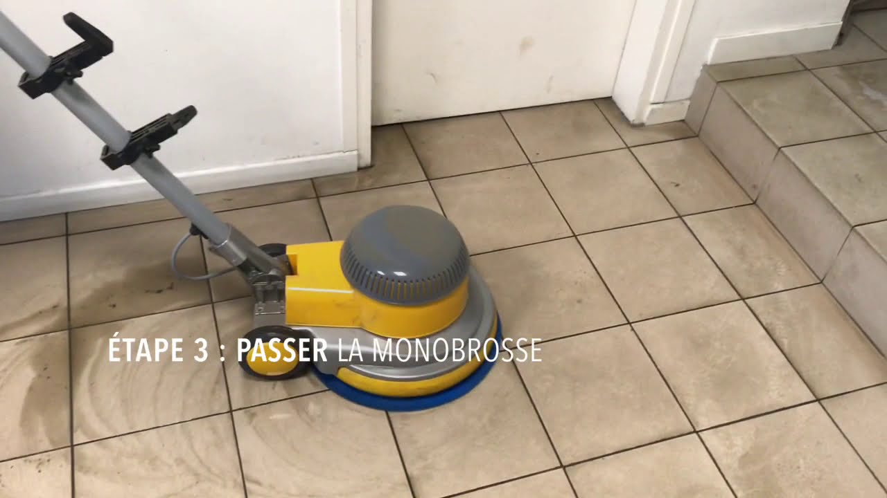 Nettoyer un sol encrassé avec une monobrosse 