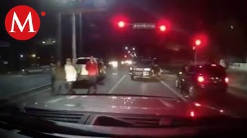 Drugshandelaren zetten een controlepost op nabij de internationale brug van Nuevo Laredo.