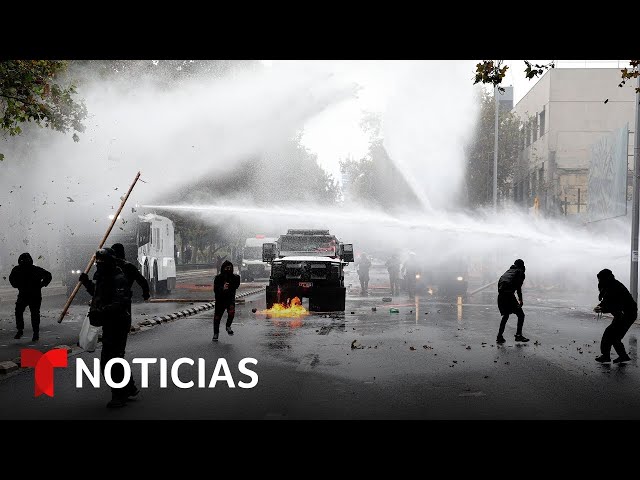 Policías dispersan manifestación por el Día Internacional del Trabajo en Chile con cañones de agua