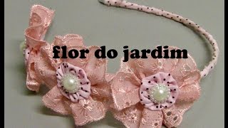 Tiara com três flores de bicos bordados