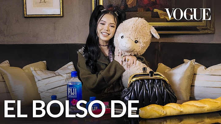 Bella Poarch lleva en el bolso su más grande obsesión | El bolso de | Vogue México y Latinoamérica