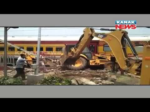 Video Express Train Hits JCB In Level Crossing In Jajpur - youtube
