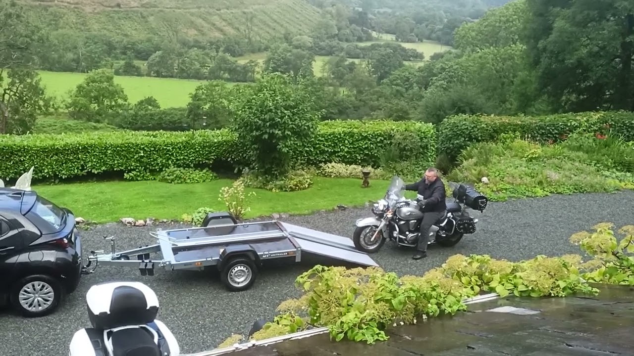 Załadunek Kawasaki Vulcan VN900 na przyczepkę Unitrailer Moto 1 New