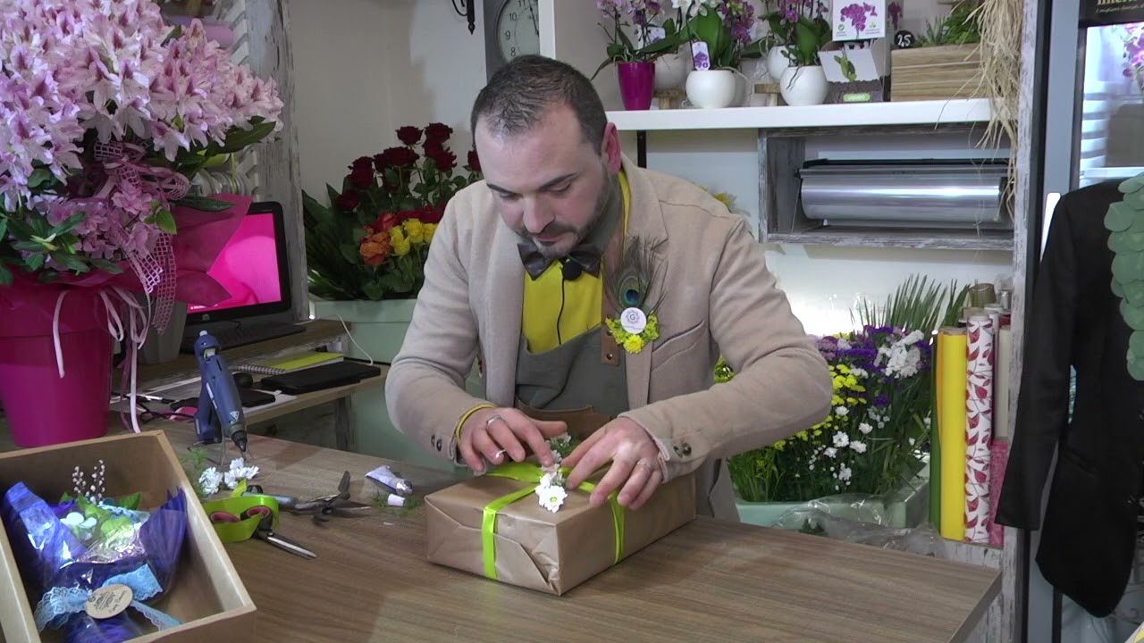 Come realizzare un pacchetto floreale. I consigli del Floral Designer Francesco Gioiello