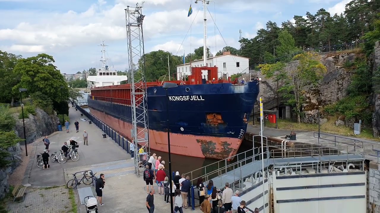 MS Kongsfjell i sluss 2 i Trollhätte kanal.