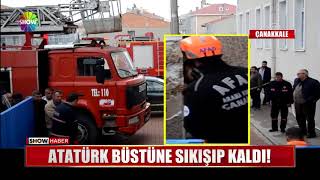 Atatürk büstüne sıkışıp kaldı!