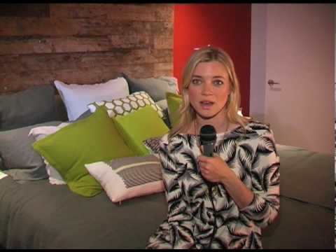 Amy Smart - How to be Hot Rich and Green Believe i...