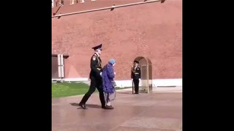 бабушка возложила цветы...