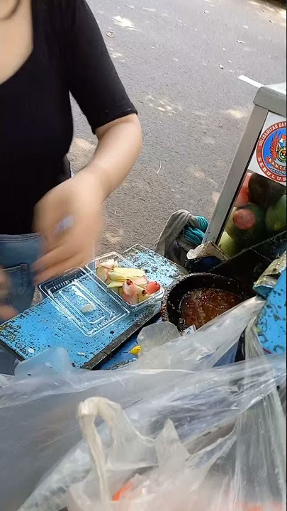 Gadis penjual Rujak