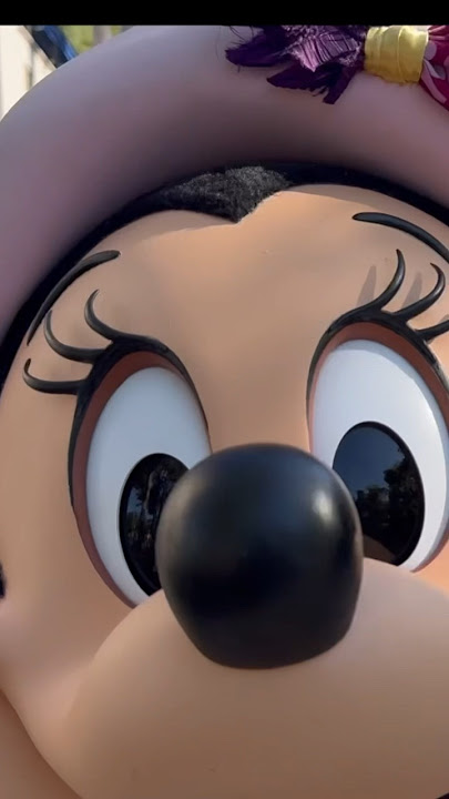 Who’s Giving Out Kisses🥰 at Disneyland? #shorts #disney #minniemouse