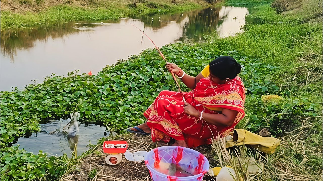 FISHING VIDEO 🎣 ||  The traditional women easily caught many fish from the canal || Best Hook fishin