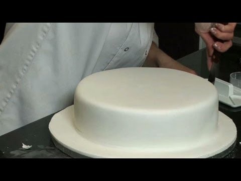 How To Decorate A Cake With Buttercream - YouTube