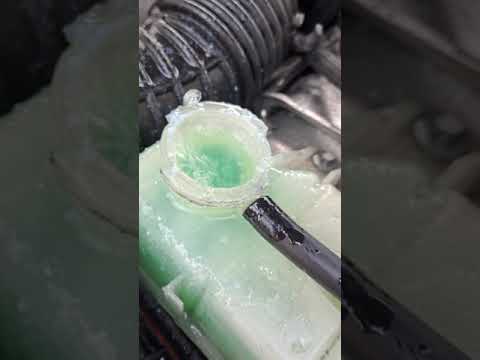 chrysler 300 over heats..after 5 min running due to a bad water pump#mechanic #diy #automobile