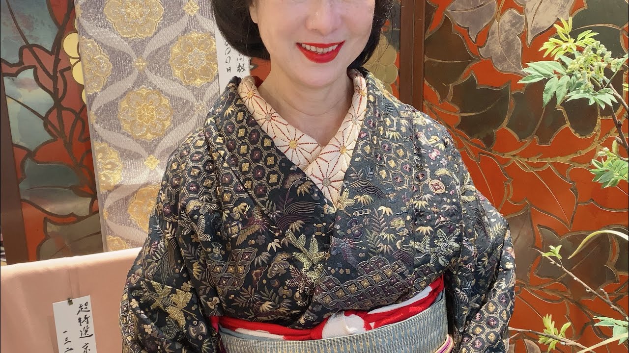新年のご挨拶。＃絹の宝石。ゴールデンムガシルクの着物。 - YouTube