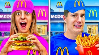 MASCHI vs FEMMINE AL MC DONALD'S CON TUTTI I NOSTRI AMICI!🍔