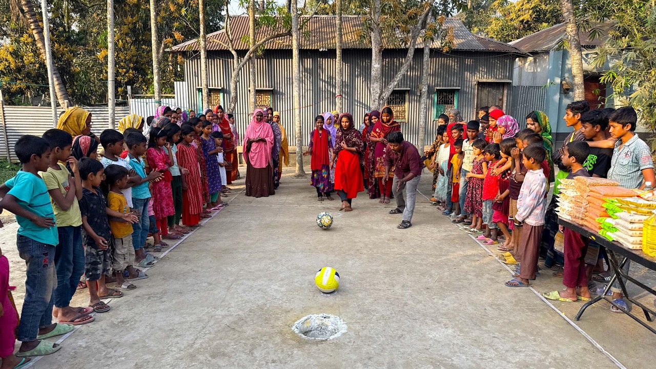 আজব খেলার ডিজিটাল চমক!এক বল শট দিয়ে আরেক বল গর্তে পৌঁছে দেওয়ার চ্যালেঞ্জে মেতে উঠল গ্রামের আপারা!