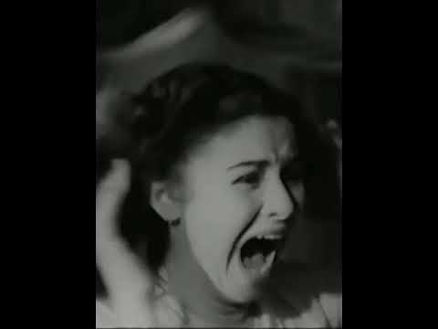 عفريت مخيف يقتحم غرفة نومها بعد منتصف الليل مشهد من فيلم أنا الماضي 