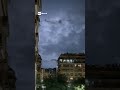 Il cielo s'illumina a giorno, fulmini e saette su Roma