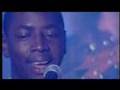 Capture de la vidéo Vieux Farka Toure Live In Ireland: "Bullet The Blue Sky"