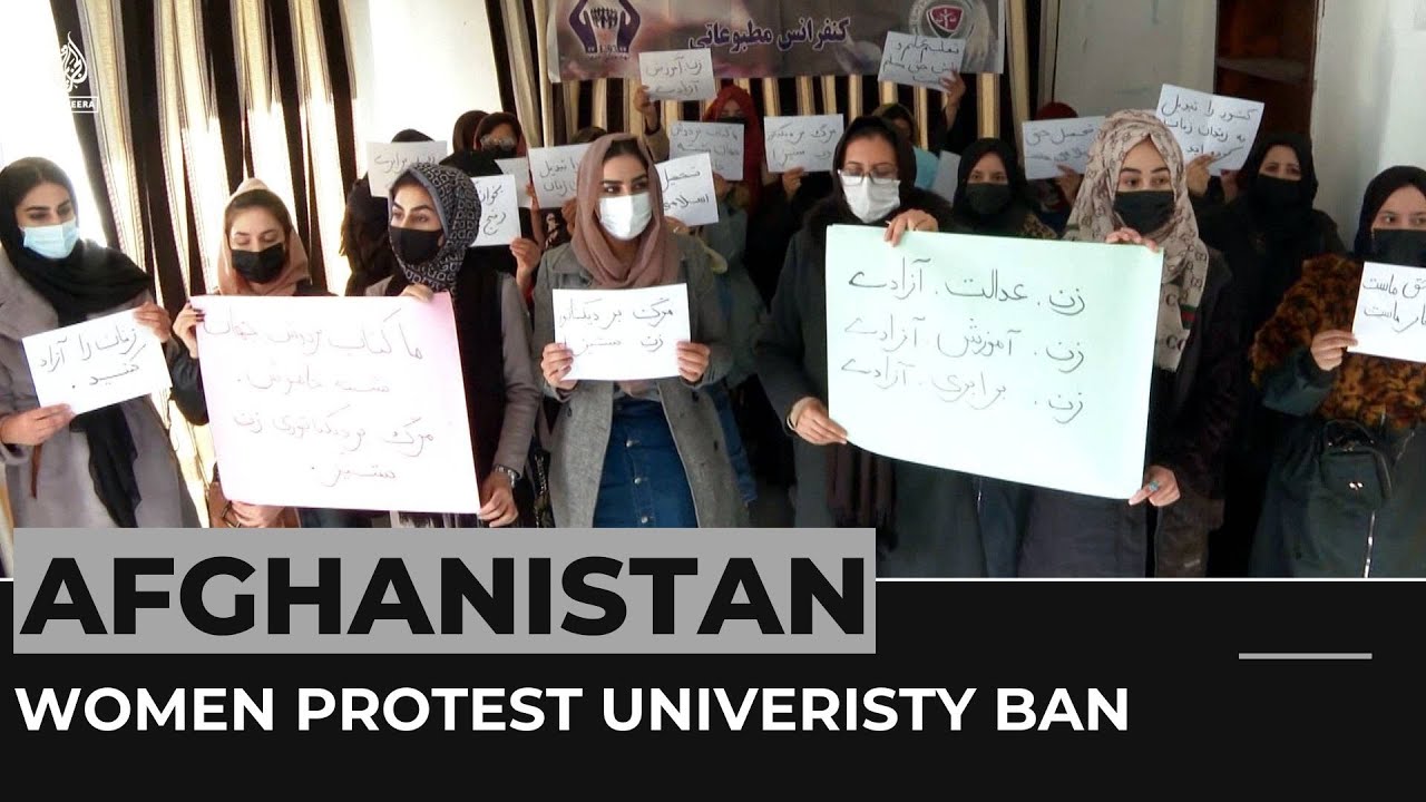 نساء أفغانيات يحتججن بعد فرض طالبان حظراً على الجامعات