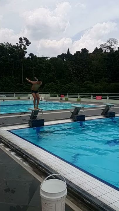 Renang telanjang di sabuga